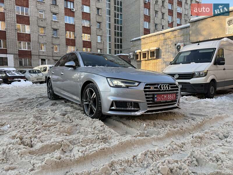 Седан Audi A4 2018 в Львові