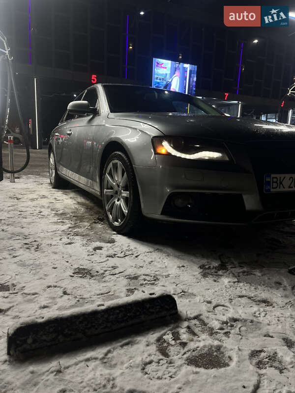 Седан Audi A4 2011 в Ровно