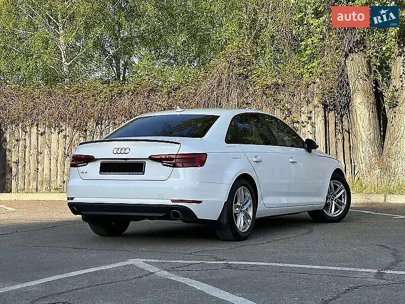 Седан Audi A4 2017 в Полтаве