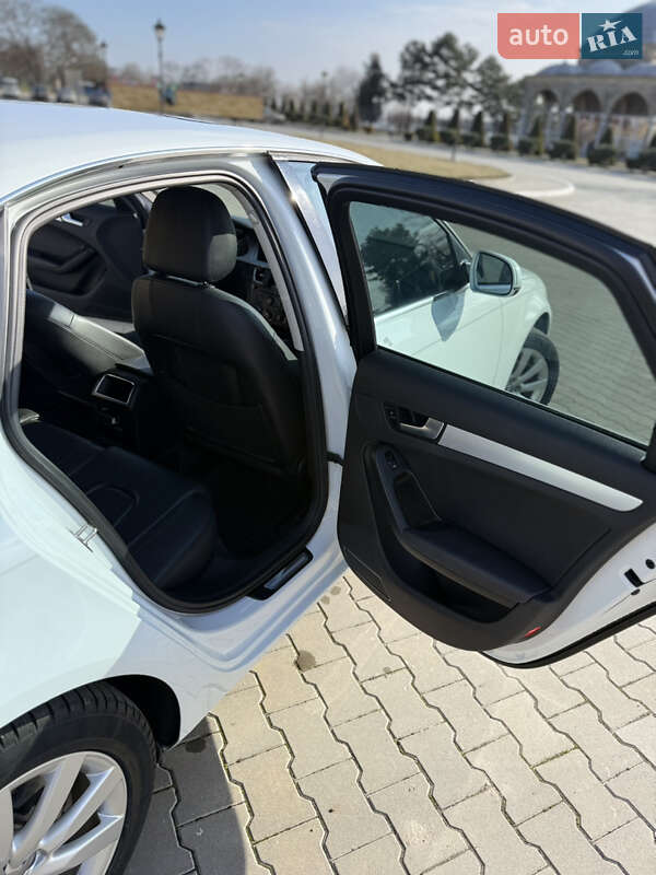 Седан Audi A4 2012 в Измаиле