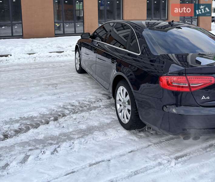 Седан Audi A4 2012 в Львове