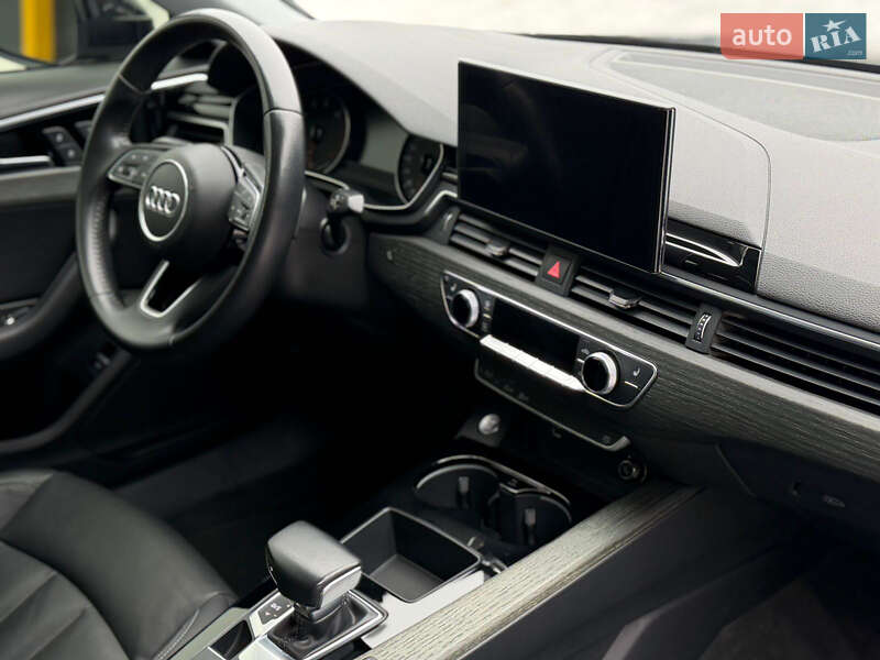 Седан Audi A4 2020 в Самборі