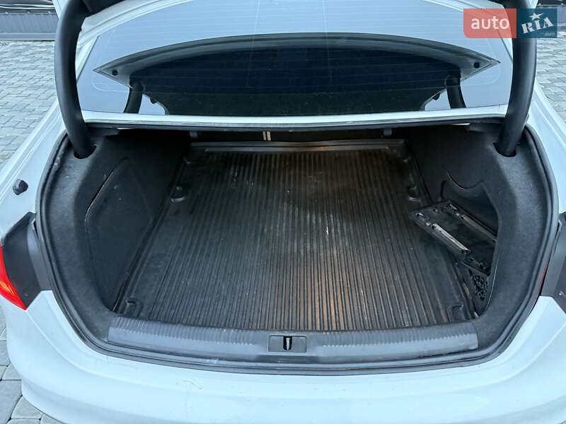 Седан Audi A4 2014 в Львові