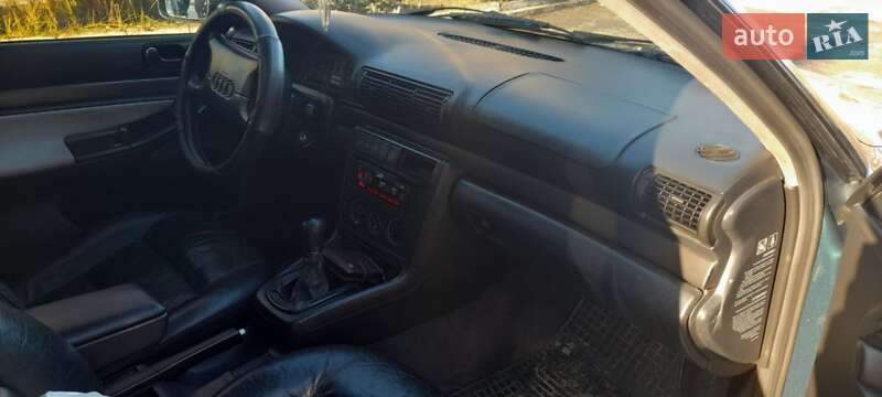 Седан Audi A4 1994 в Ужгороде