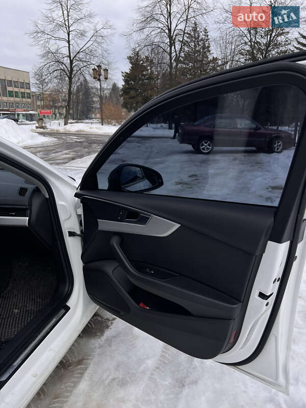 Седан Audi A4 2017 в Долині