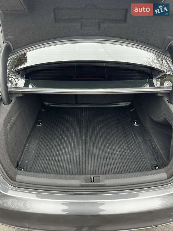 Седан Audi A4 2014 в Самборі