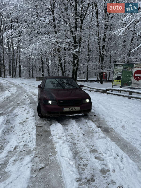 Седан Audi A4 1998 в Кельменцях