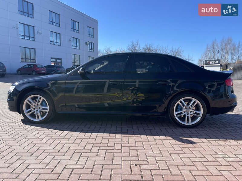 Седан Audi A4 2015 в Рівному