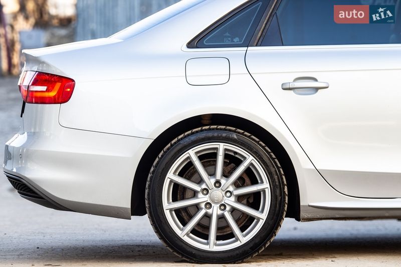 Седан Audi A4 2013 в Львове