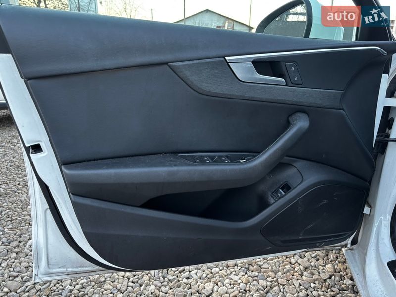 Седан Audi A4 2017 в Стрию