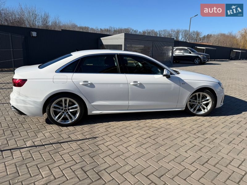 Седан Audi A4 2022 в Полтаві