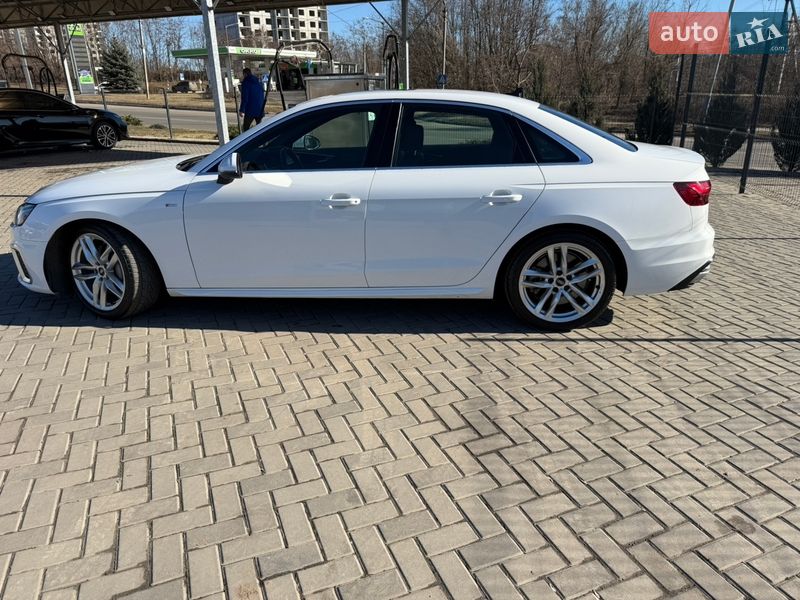 Седан Audi A4 2022 в Полтаві