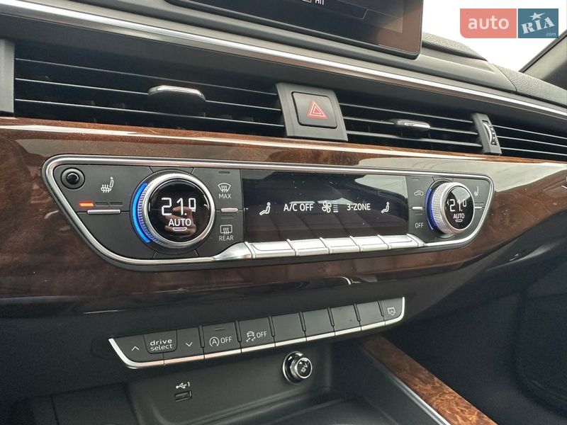 Седан Audi A4 2019 в Львові