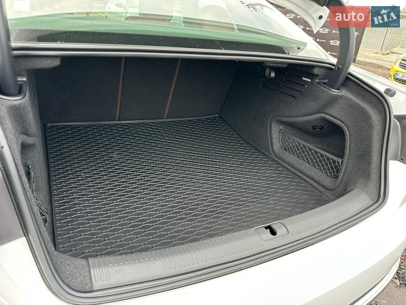 Седан Audi A4 2019 в Львові