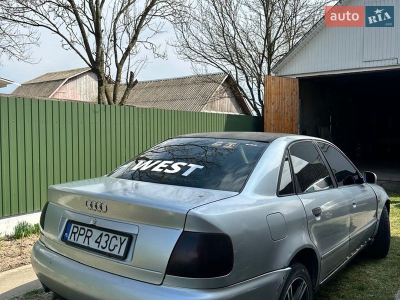 Седан Audi A4 1996 в Березному