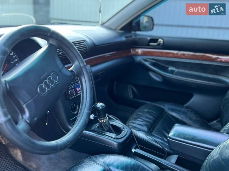 Седан Audi A4 1995 в Остроге