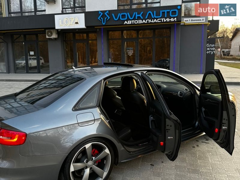 Седан Audi A4 2013 в Новояворовске