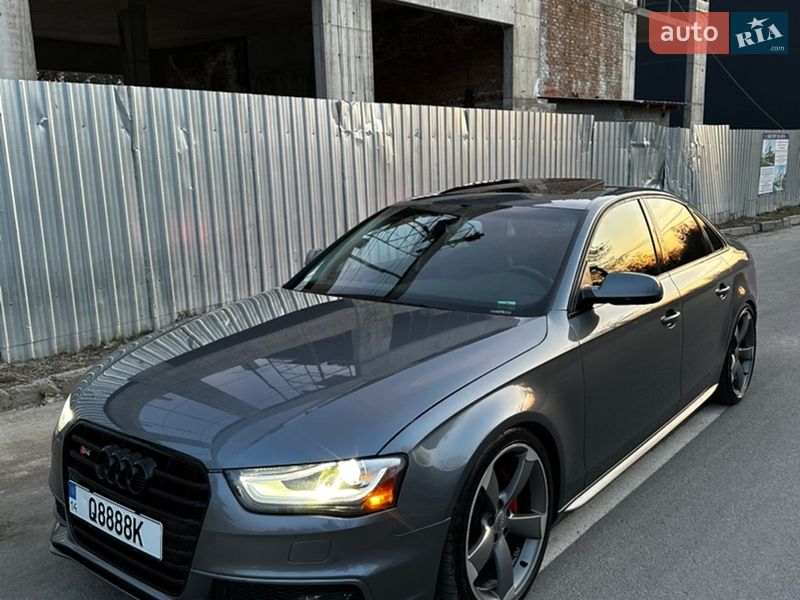 Седан Audi A4 2013 в Новояворовске