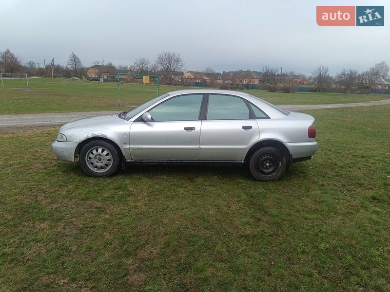 Седан Audi A4 1995 в Ромнах