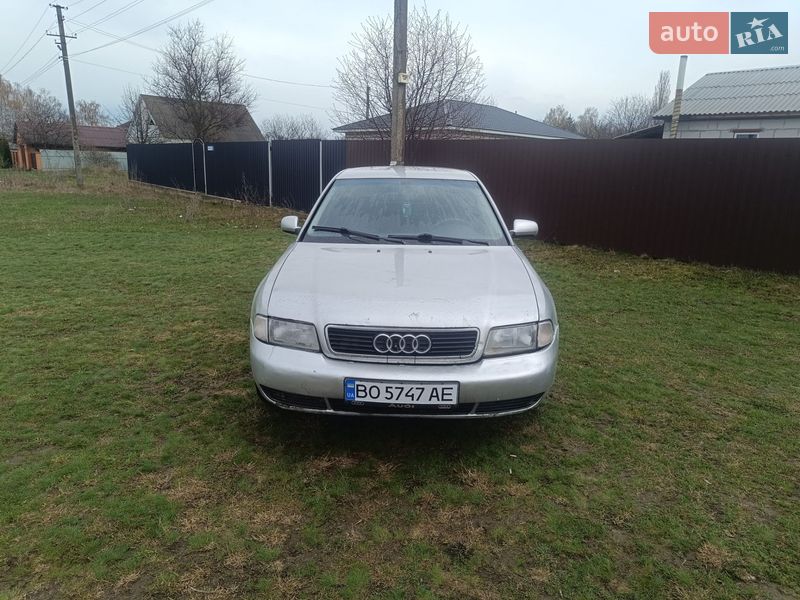 Седан Audi A4 1995 в Ромнах