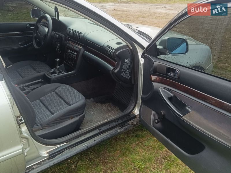 Седан Audi A4 1995 в Ромнах
