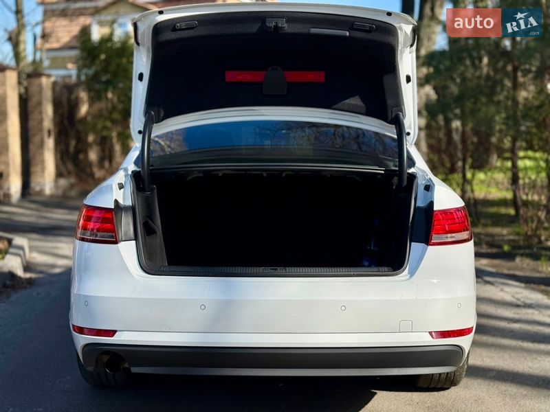 Седан Audi A4 2017 в Киеве