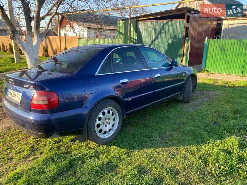 Седан Audi A4 2000 в Раздельной