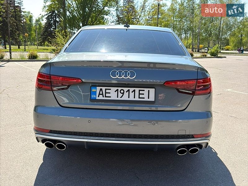 Седан Audi A4 2016 в Кривом Роге