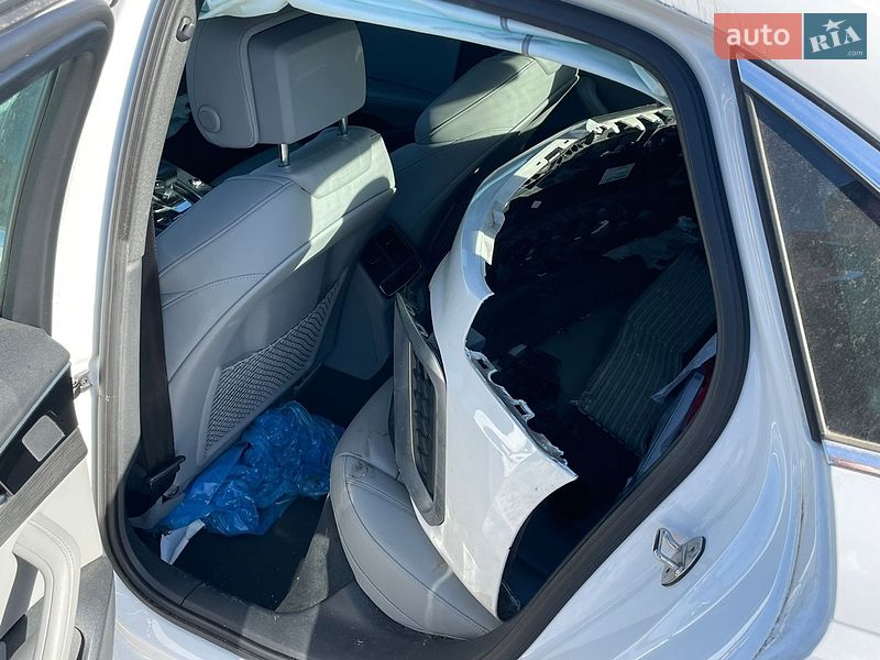 Седан Audi A4 2022 в Львове