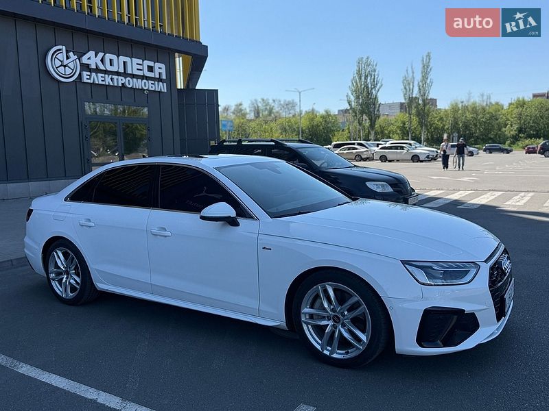 Седан Audi A4 2022 в Киеве