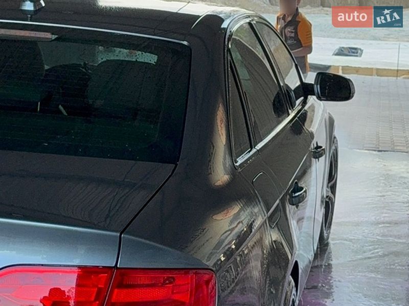 Седан Audi A4 2011 в Львове
