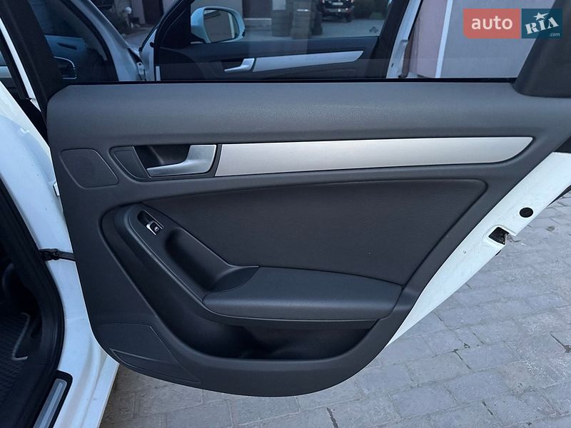 Седан Audi A4 2014 в Львове