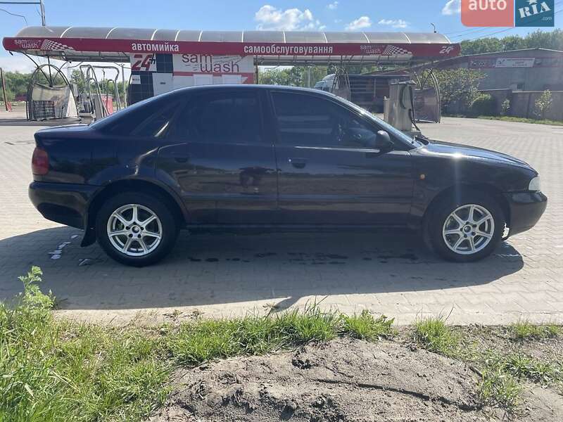 Седан Audi A4 1996 в Коростене
