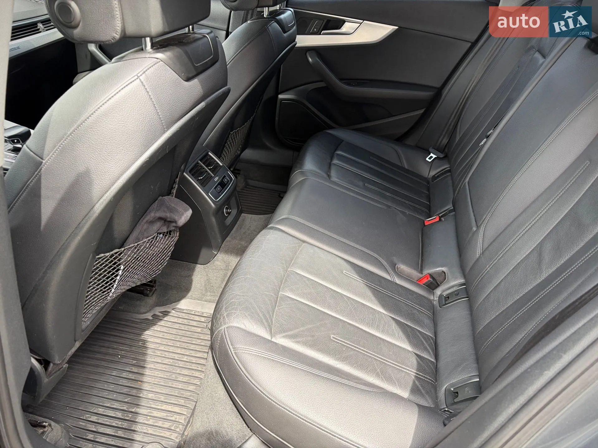 Audi A4 2017 VIN WAUDNAF47JA065150 фото оголошення 25 з 35