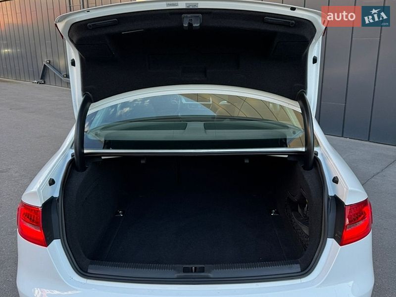 Седан Audi A4 2015 в Рівному
