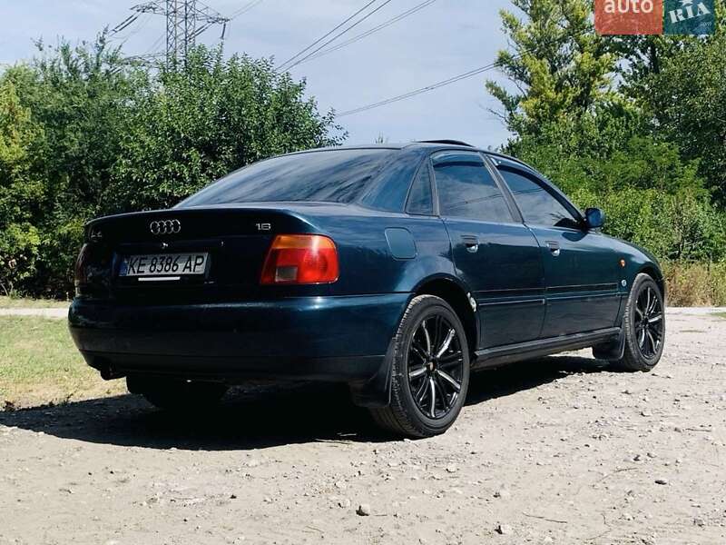 Седан Audi A4 1996 в Днепре