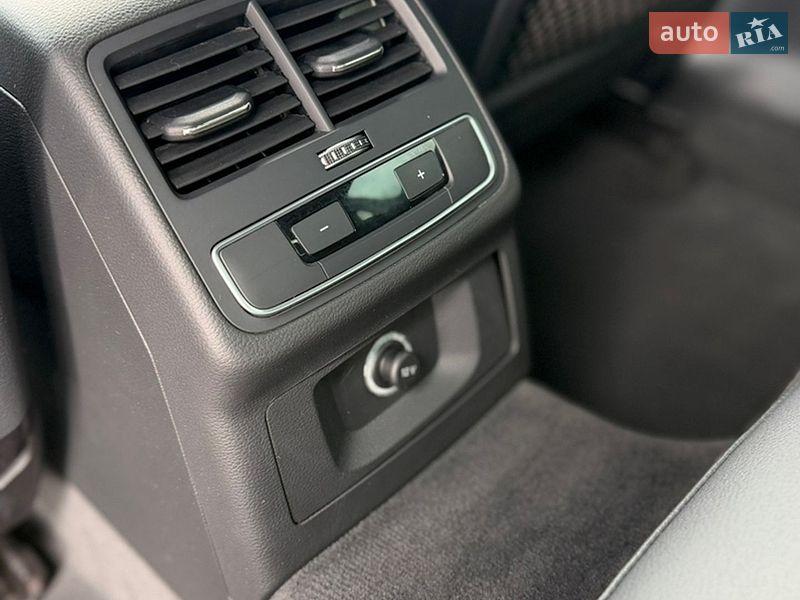 Седан Audi A4 2016 в Самборі