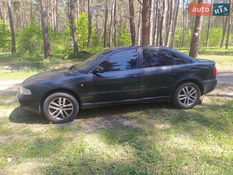 Седан Audi A4 1998 в Золочеве