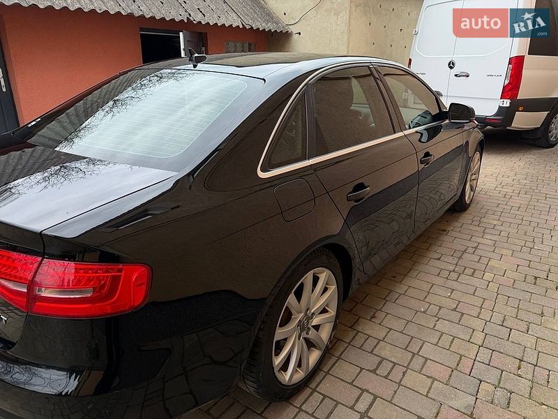 Седан Audi A4 2012 в Львові