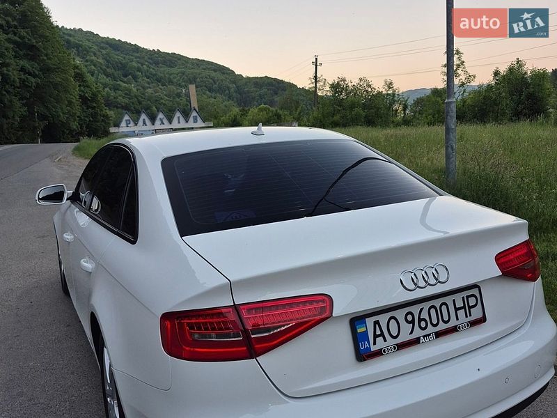Седан Audi A4 2013 в Рахові