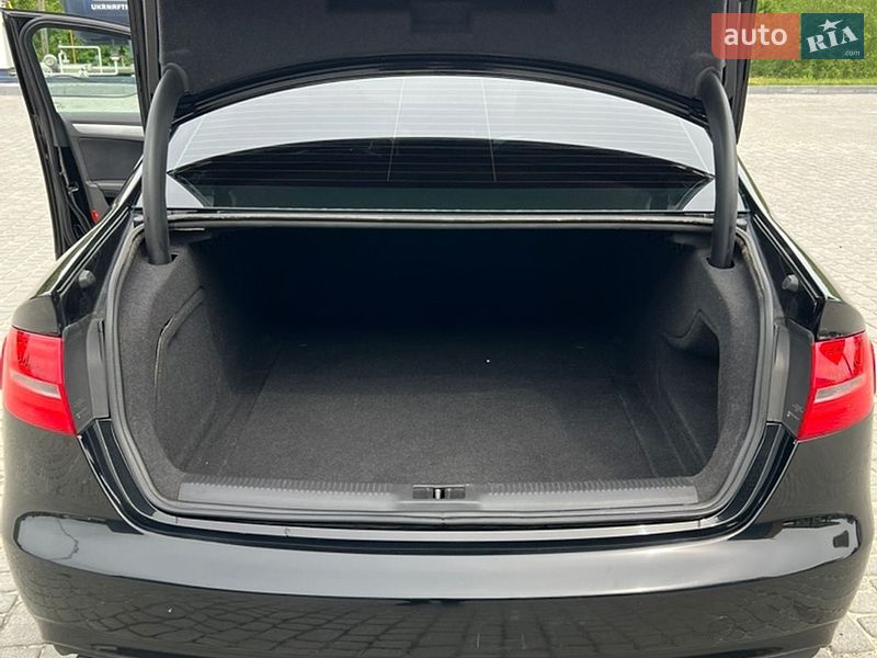 Седан Audi A4 2013 в Львові