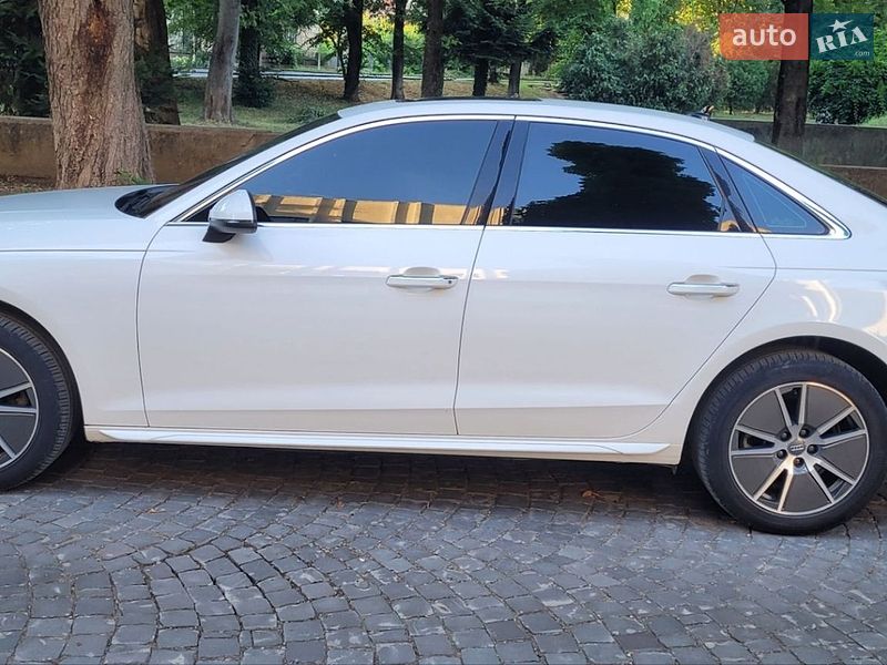 Седан Audi A4 2021 в Ужгороде