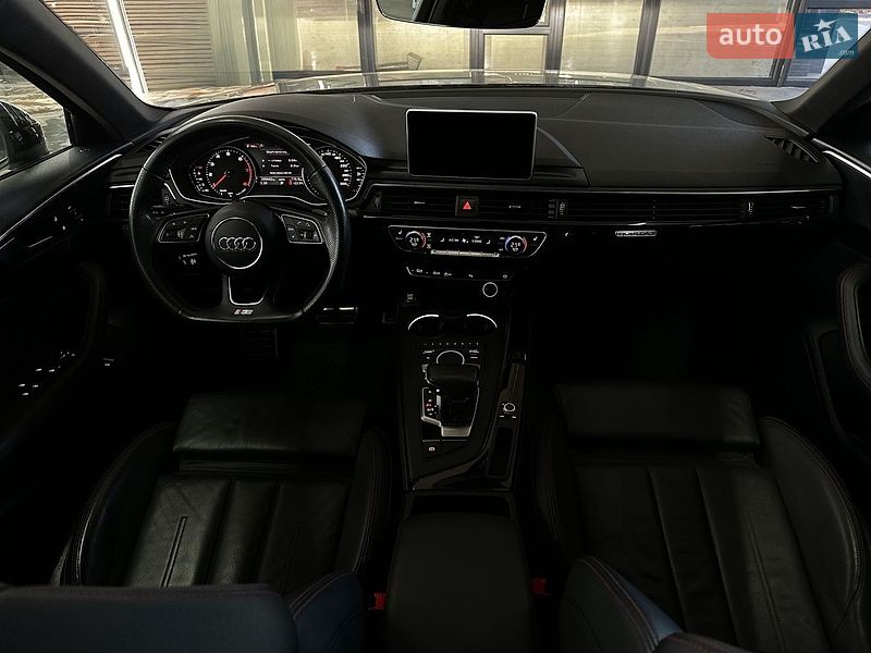 Седан Audi A4 2018 в Ровно
