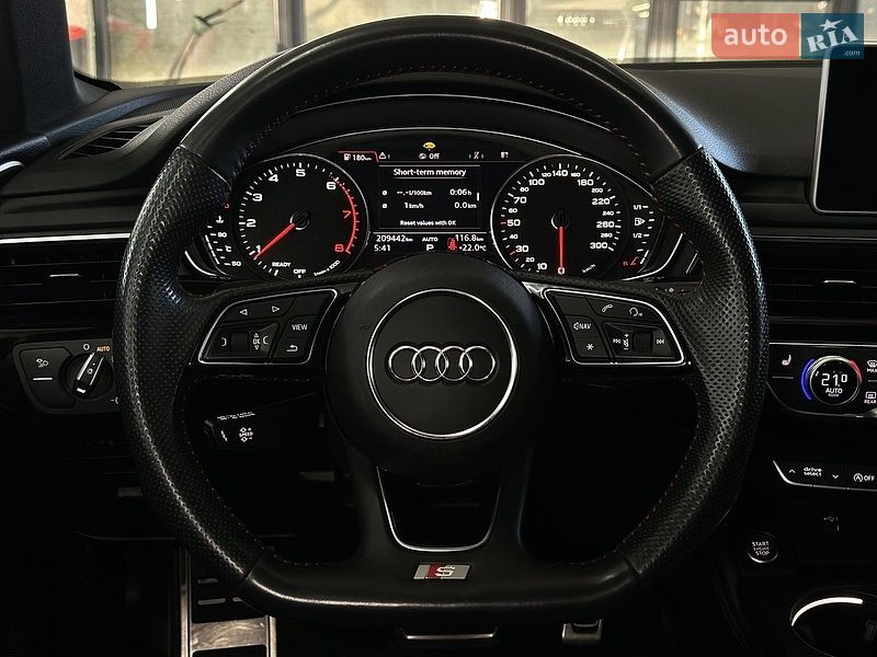 Седан Audi A4 2018 в Ровно