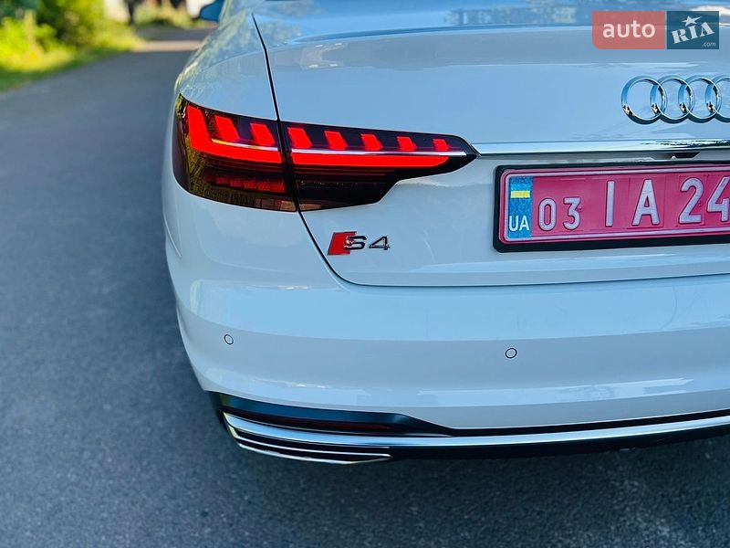 Седан Audi A4 2022 в Мукачевому