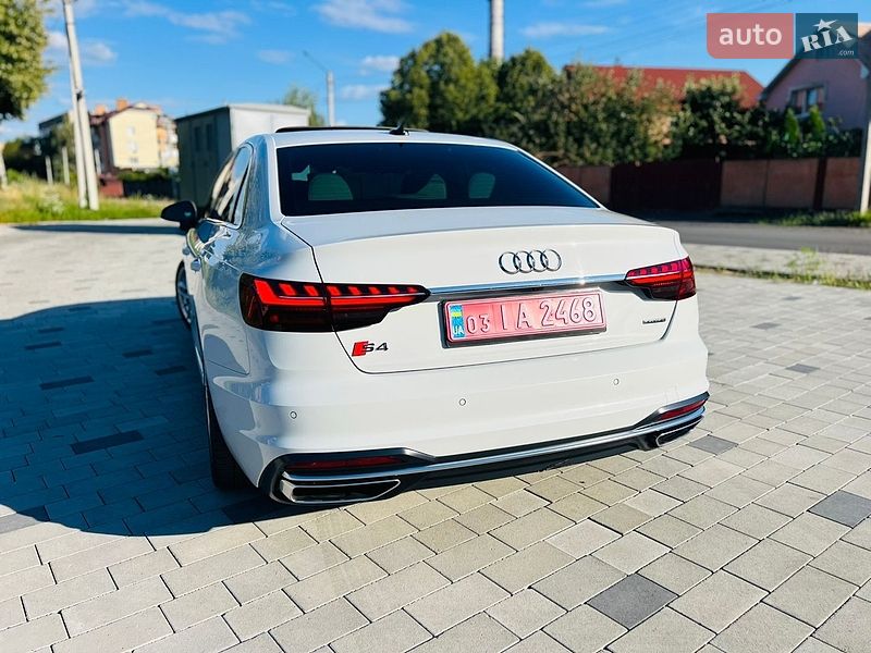 Седан Audi A4 2022 в Мукачевому