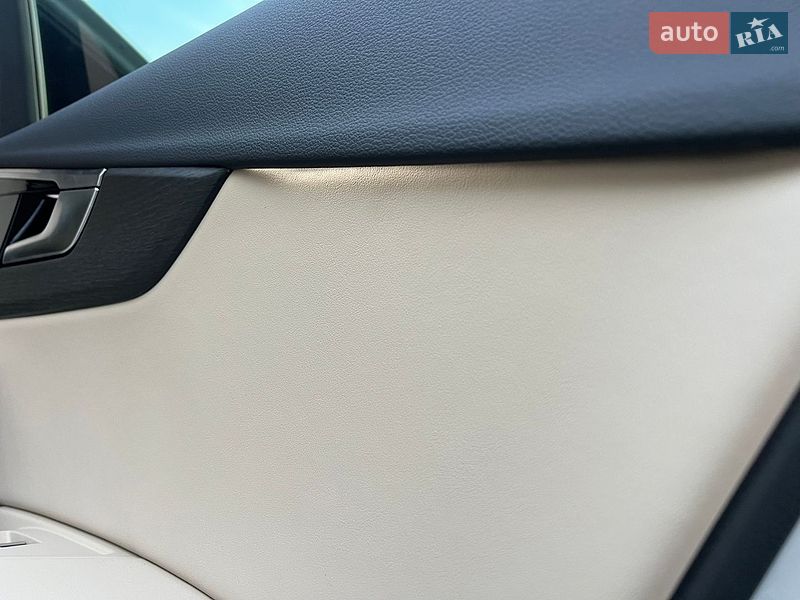 Седан Audi A4 2022 в Мукачевому
