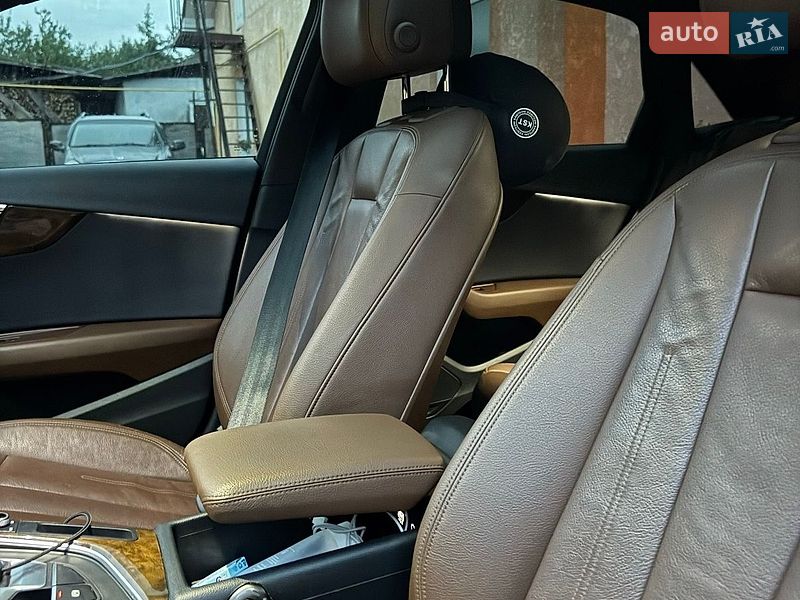 Седан Audi A4 2018 в Монастириській