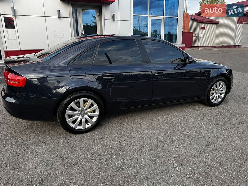 Седан Audi A4 2012 в Чернигове