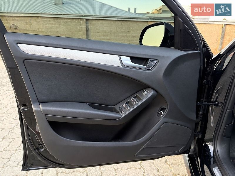 Седан Audi A4 2015 в Стрию
